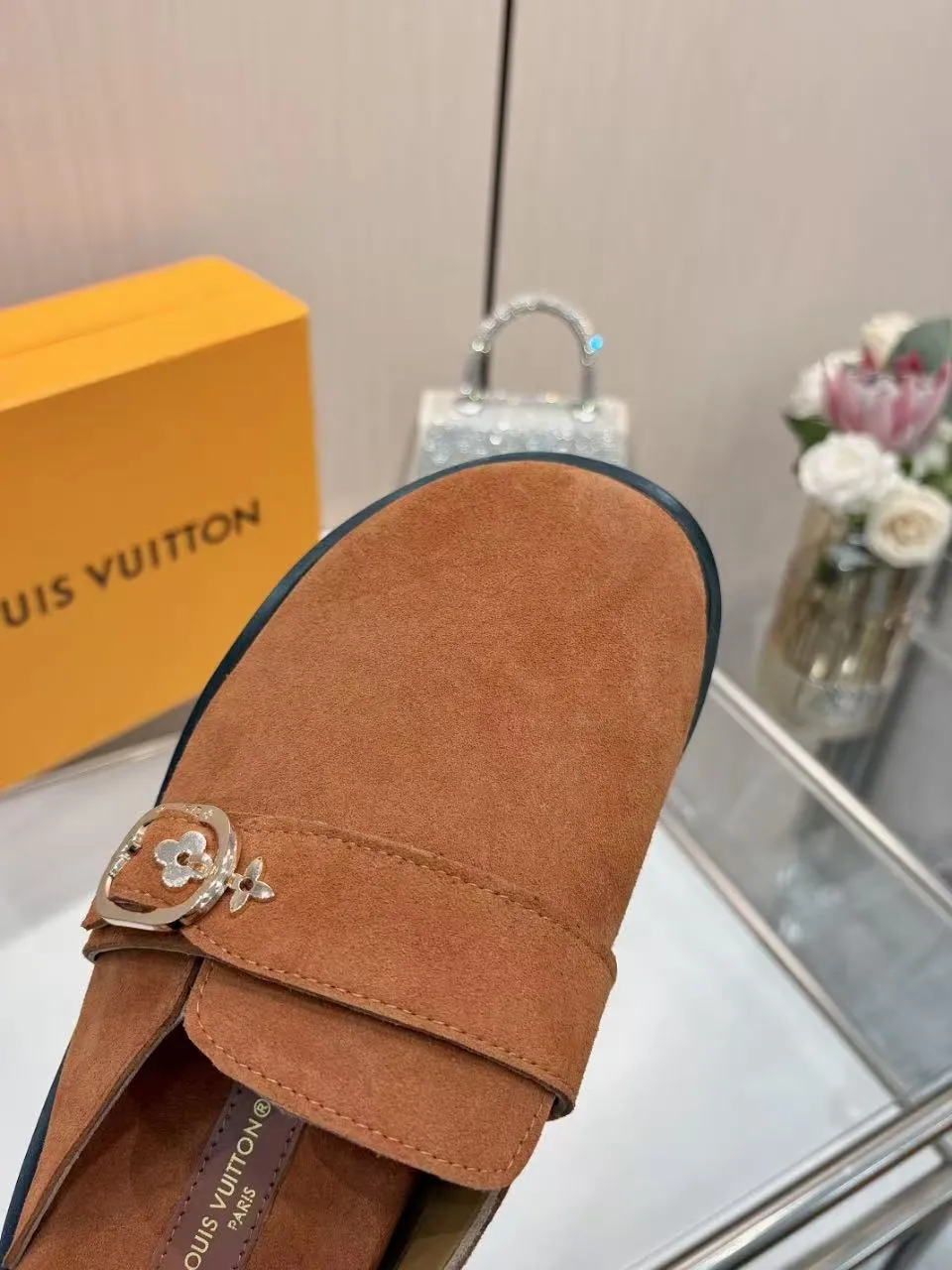 👟👟Ex-factory price 440👟👟 lv's new Baotou half-drag winterbreak comfert flat slippers lv letter and monogram floral embellished leather pattern, with sheepskin lining, suitable for indoor and outdoor wear. The water table is made of high-density foam material, which is light and comfortable. The sole has a certain thickness and the heightening effect is also good! Boutique size:35-46